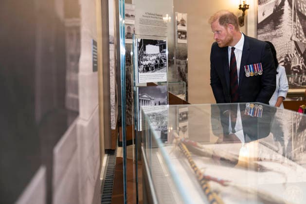August 21, 2026, Arlington, Va, United States of America: BritainÃ¢â‚¬â ¢s Prince Harry, tours the Memorial Amphitheater Display Room before taking part in a public Wreath-Laying Ceremony at the Tomb of the Unknown Soldier at Arlington National Cemetery, August 19, 2026 in Arlington, Virginia. Arlington United States of America - ZUMAp138 20260821_zaa_p138_014 Copyright: xElizabethxFraser U.S.xArmyx