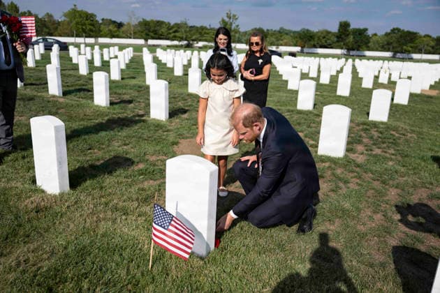August 21, 2026, Arlington, Va, United States of America: BritainÃ¢â‚¬â ¢s Prince Harry, places a rose on the grave of U.S. Army Sgt. Michael Verardo, as Sarah Verardo and Verardo s daughter look on at Section 57, of Arlington National Cemetery, August 19, 2026 in Arlington, Virginia. Section 60 is the burial ground for service members killed in Afghanistan and Iraq. Arlington United States of America - ZUMAp138 20260821_zaa_p138_018 Copyright: xElizabethxFraser U.S.xArmyx