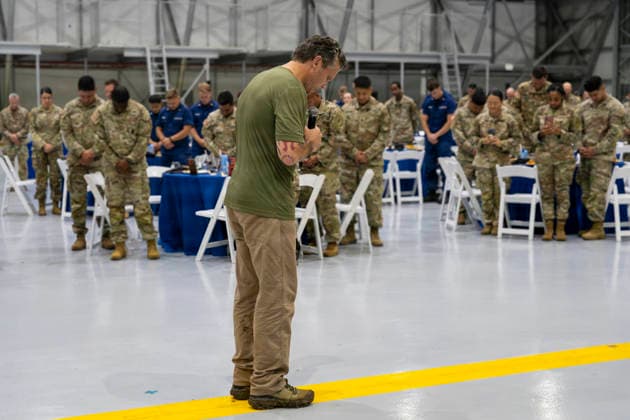 August 21, 2026, Panama City, Panama: U.S. Defense Secretary Pete Hegseth, leads a prayer before joining service members for dinner with during the PANAMAX 2026 multi-national military exercise, August 12, 2026 in Panama City, Panama. Panama City Panama - ZUMAp138 20260821_zaa_p138_020 Copyright: xPo1xCrystalxBurgess UsxCoastx