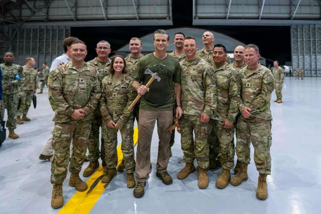 August 21, 2026, Panama City, Panama: U.S. Defense Secretary Pete Hegseth, center, poses with U.S. Coast Guard Port Security Unit 301 members after they presented him an axe during a dinner dinner with joint-service members during PANAMAX 2026 multi-national military exercise, August 12, 2026 in Panama City, Panama. Panama City Panama - ZUMAp138 20260821_zaa_p138_021 Copyright: xPo1xCrystalxBurgess UsxCoastx