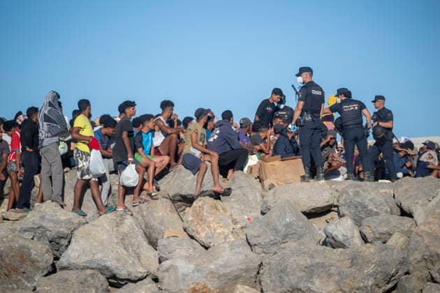 The humanitarian crisis in Ceuta continues. Several migrants on a beach, August 21, 2026, in Ceuta, Spain. Ceuta continues to face a serious humanitarian crisis following the historic mass influx of more than 70,000 migrants who swam across the Tarajal Strait on July 30 and 31. Although the current police deployment and border reinforcement by Moroccan authorities have managed to stem the influx, the autonomous city continues to face a serious humanitarian, public health, and security crisis. AUGUST 21, 2026 TRAMPOLÍN BEACH MIGRANTS IMMIGRANTS Ceuta Ceuta, Spain  Copyright: xMarcosxMorenox 7724933