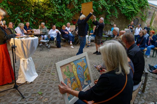 Kunst Kultur Malerei Auktion 21.08.2026 Potsdam Landeshauptstadt Brandenburg Cafe Matschke Am Neuen Garten das Vintage-CafÃ Ausstellungen und Lesungen Galerie Cafe Schauspieler Jörg Schüttauf Schauspieler für Film, Fernsehen und Theater Versteigert Bilder des 1998 verstorbenen Potsdamer Künstlers Stefan Eisermann Foto Eberhard Thonfeld Potsdam Brandenurg GER *** Art, Culture, Painting, Auction, August 21, 2026, Potsdam, Capital of Brandenburg, Café Matschke, Am Neuen Garten, the vintage café, exhibitions and readings, gallery café, actor Jörg Schüttauf, actor for film, television, and theater. Paintings by Potsdam artist Stefan Eisermann, who died in 1998, are being auctioned. Photo: Eberhard Thonfeld, Potsdam, Brandenburg, GER