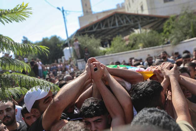 Funeral for 17 Year Old Karim Shalaldeh in Sair Palestinian pallbearers carry the shrouded body of Karim Sanad Shalaldeh above their shoulders during the funeral of 17-year-old Karim Sanad Shalaldeh in Sa ir, northeast of Hebron, in the occupied West Bank, on August 21, 2026. The Palestinian Health Ministry said Shalaldeh was killed by Israeli settler gunfire during an attack in the Khirbet Hamroush area of Sa ir that also wounded a 70-year-old Palestinian man, while local Palestinian reports said settlers set fire to a house. Hebron West Bank Palestinian Territories Copyright: xMosabxShawerx