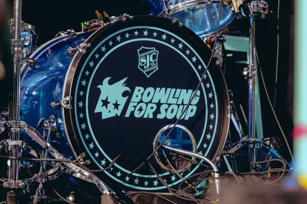 RECORD DATE NOT STATED Simple Plan brought their Bigger Than You Think tour to SummerStage this Wednesday for a special benefit concert in New York City, joined by 3OH!3 and Bowling for Soup. (New) Simple Plan brought their Bigger Than You Think tour to SummerStage this Wednesday for a special benefit concert in New York City, joined by 3OH!3 and Bowling for Soup. The night featured Pierre Bouvier, Chuck Comeau, Sebastien Lefebvre, and Chady Awad of Simple Plan; Sean Foreman and Nathaniel Motte of 3OH!3; and Jaret Reddick, Chris Burney, Gary Wiseman, and Rob Felicetti of Bowling for Soup. A night of pop-punk, nostalgia, and live music in the heart of New York City Credit: Anthony Oliveira TheNews2(Foto: Anthony Oliveira Thenews2 imago images) Simple P  Copyright: xAnthonyxOliveirax
