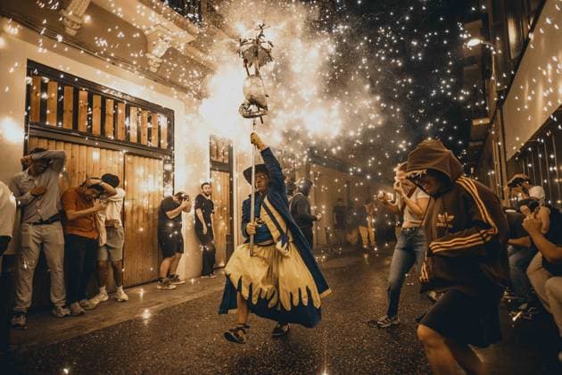August 21, 2026, Barcelona, Catalonia, Spain: Fire runners in devil costumes charge through showers of sparks to the beat of drums during the traditional Ã¢â‚¬ËœCorrefocsÃ¢â‚¬â ¢ at BarcelonaÃ¢â‚¬â ¢s iconic Festa Major de Gracia. Barcelona Spain - ZUMAo105 20260821_fap_o105_009 Copyright: xMatthiasxOesterlex