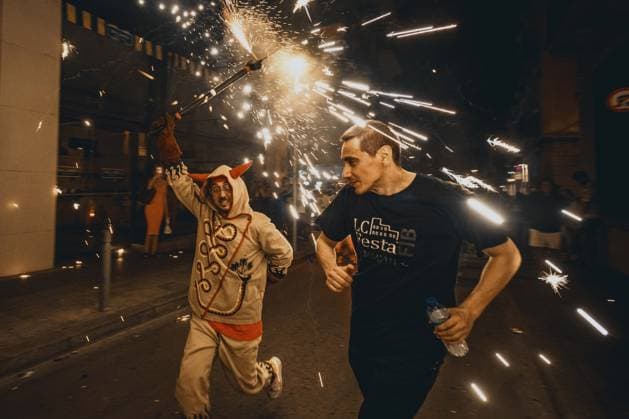 August 21, 2026, Barcelona, Catalonia, Spain: Fire runners in devil costumes charge through showers of sparks to the beat of drums during the traditional Ã¢â‚¬ËœCorrefocsÃ¢â‚¬â ¢ at BarcelonaÃ¢â‚¬â ¢s iconic Festa Major de Gracia. Barcelona Spain - ZUMAo105 20260821_fap_o105_017 Copyright: xMatthiasxOesterlex