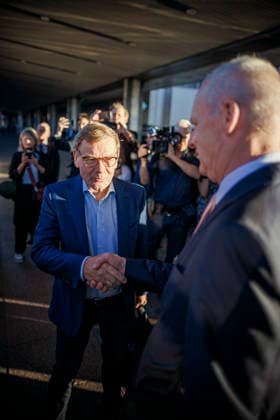 Johann Wadephul (CDU), Bundesaussenminister, wird bei seiner Ankunft am Bahnhof von Kyjiw vom deutschen Botschafter in der Ukraine, Boris Ruge, empfangen. Kyjiw, 22.08.2026. Fotografiert im Auftrag des Auswaertigen Amtes Kyjiw Ukraine *** Johann Wadephul (CDU), Federal Minister of Foreign Affairs, is greeted by Boris Ruge, the German Ambassador to Ukraine, upon his arrival at the Kyiv train station. Kyiv, August 22, 2026. Photographed on behalf of the Federal Foreign Office. Kyiv, Ukraine Copyright: xThomasxTrutschel AAx