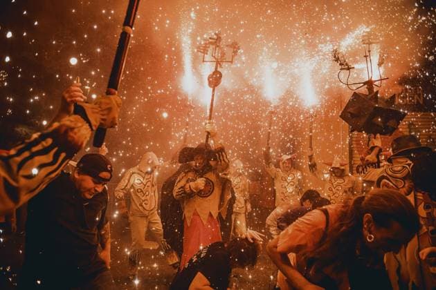 August 21, 2026, Barcelona, Catalonia, Spain: Fire runners in devil costumes charge through showers of sparks to the beat of drums during the traditional Ã¢â‚¬ËœCorrefocsÃ¢â‚¬â ¢ at BarcelonaÃ¢â‚¬â ¢s iconic Festa Major de Gracia. Barcelona Spain - ZUMAo105 20260821_fap_o105_032 Copyright: xMatthiasxOesterlex
