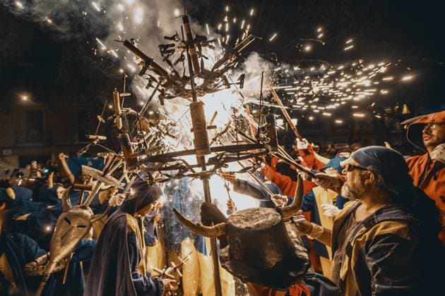 August 22, 2026, Barcelona, Catalonia, Spain: Fire runners in devil costumes charge through showers of sparks to the beat of drums during the traditional Ã¢â‚¬ËœCorrefocsÃ¢â‚¬â ¢ at BarcelonaÃ¢â‚¬â ¢s iconic Festa Major de Gracia. Barcelona Spain - ZUMAo105 20260822_fap_o105_005 Copyright: xMatthiasxOesterlex