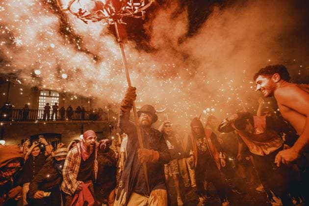 August 22, 2026, Barcelona, Catalonia, Spain: Fire runners in devil costumes charge through showers of sparks to the beat of drums during the traditional Ã¢â‚¬ËœCorrefocsÃ¢â‚¬â ¢ at BarcelonaÃ¢â‚¬â ¢s iconic Festa Major de Gracia. Barcelona Spain - ZUMAo105 20260822_fap_o105_008 Copyright: xMatthiasxOesterlex