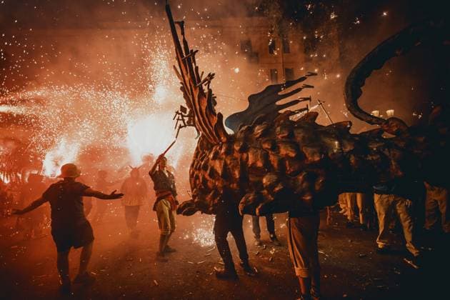 August 22, 2026, Barcelona, Catalonia, Spain: The Drac Capalla dÃ¢â‚¬â ¢Horta , a fire beast, sets of its flying sparks during the traditional Ã¢â‚¬ËœCorrefocÃ¢â‚¬â ¢ at the Festa Major de Gracia Barcelona Spain - ZUMAo105 20260822_fap_o105_011 Copyright: xMatthiasxOesterlex
