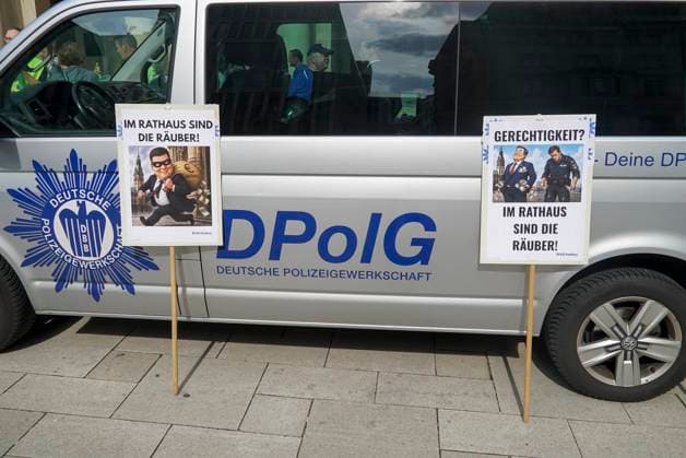 CNTV POLIZEIDEMO- Polizisten und Angestellte der Polizei demonstrieren Ca.100 Teilnehmer haben mit Schilder Bilder mit dem Finanzsenator Dressel als Raeuber Fahnen am Hamburger Adolfsplatz gegen die Sparmassnahmen Kuerzungen und Abschaffung einiger Dienststellen demonstriert am 21.AUGUST2026 in Hamburg Hamburg Deutschland *** CNTV POLICE PROTEST Police officers and police employees protest. Approximately 100 participants demonstrated at Hamburg s Adolfsplatz on August 21, 2026, carrying signs and banners depicting Finance Senator Dressel as a robber, to protest the austerity measures, budget cuts, and the closure of some police stations in Hamburg, Hamburg, Germany