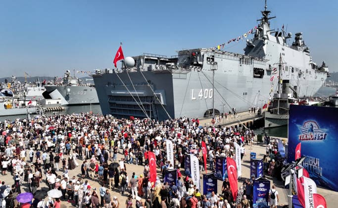 TEKNOFEST Blue Homeland KOCAELI, TURKIYE - AUGUST 22: Large crowds visit drone carrier-amphibious assault ship TCG Anadolu, landing ship tank TCG Sancaktar, and unmanned combat aerial vehicles Bayraktar TB2 and TB3 on display within TEKNOFEST Blue Homeland at the Golcuk Naval Shipyard Command in Kocaeli, Turkiye, on August 22, 2026. Organized under the main leadership of the Turkish National Defense Ministry and the Turkish Technology Team Foundation (T3 Foundation), with Anadolu as the Global Communication Partner, the event showcases Turkiye s maritime power, defense capabilities, and indigenous technologies. Gathering technology and defense industry enthusiasts around a maritime focus, the festival will welcome visitors through August 23  Copyright: x2026xAnadoluxAlixAtmacax