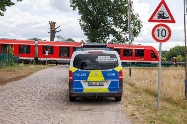 22.08.2026 - Zugunfall in Eggesin in der Wiesenstraße. An einem unbeschrankten Bahnübergang stieß eine Regionalbahn der Linie RE4 mit einem Auto zusammen Eggesin Mecklenburg-Vorpommern Deutschland *** August 22, 2026: Train accident in Eggesin on Wiesenstraße. A regional train on the RE4 line collided with a car at an unguarded railroad crossing. Eggesin, Mecklenburg-Western Pomerania, Germany