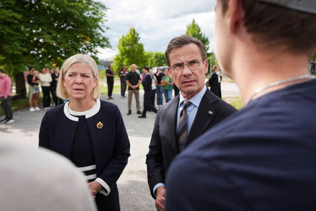 FAGERSTA, SVERIGE 20260822 Statsminister Ulf Kristersson (M) och socialdemokraternas partiledare Magdalena Andersson besöker minnesplatsen i Fagersta dagen efter att en 17-arig flicka dödats och flera andra skadats av en man med svärd i Brinellskolan. FAGERSTA SVERIGE x10658x *** FAGERSTA, SWEDEN 20260822 Prime Minister Ulf Kristersson (M) and Social Democratic Party leader Magdalena Andersson visit the memorial site in Fagersta the day after a 17-year-old girl was killed and several others were injured by a man wielding a sword at BrinellskFAGERSTA SWEDEN x10658x  Copyright: xMagnusxLejhall TTx SKOLDAD FAGERSTA DqYJ_NxYRXY
