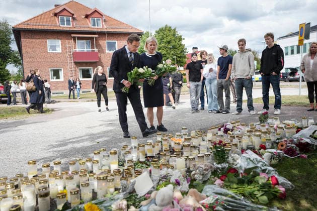FAGERSTA, SWEDEN 20260822 Swedish Prime Minister Ulf Kristersson (M) and Social Democratic Party leader Magdalena Andersson visit the makeshift memorial in Fagersta, Sweden, on Aug. 22, 2026, the day after a 17-year-old girl was killed and several others injured by a man with a sword at a school. FAGERSTA SWEDEN x10658x *** FAGERSTA, SWEDEN, Aug. 22, 2026—Swedish Prime Minister Ulf Kristersson (M) and Social Democratic Party leader Magdalena Andersson visit the makeshift memorial in Fagersta, Sweden, on Aug. 22, 2026, the day after a 17-year-old girl was killed and several others injured by a man with a sword at a school in Fagersta, Sweden x10658x  Copyright: xMagnusxLejhall TTx SWEDEN SCHOOL ATTACK d6qnuA_JcLo
