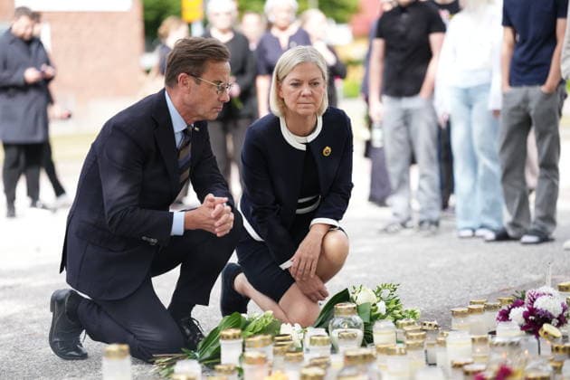 FAGERSTA, SWEDEN 20260822 Swedish Prime Minister Ulf Kristersson (M) and Social Democratic Party leader Magdalena Andersson visit the makeshift memorial in Fagersta, Sweden, on Aug. 22, 2026, the day after a 17-year-old girl was killed and several others injured by a man with a sword at a school. FAGERSTA SWEDEN x10658x *** FAGERSTA, SWEDEN, Aug. 22, 2026—Swedish Prime Minister Ulf Kristersson (M) and Social Democratic Party leader Magdalena Andersson visit the makeshift memorial in Fagersta, Sweden, on Aug. 22, 2026, the day after a 17-year-old girl was killed and several others injured by a man with a sword at a school in Fagersta, Sweden x10658x  Copyright: xMagnusxLejhall TTx SWEDEN SCHOOL ATTACK hx0mysO6DSU