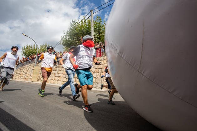 Mataelpino Boloencierro During the Festivities in Honor of Saint Bartholomew Participants in the Boloencierro, August 22, 2026, in Mataelpino, Madrid, Spain. The Boloencierro is a unique tradition that was conceived in 2010 after the traditional bull runs were suspended due to budget constraints; it involves using a giant 200-kilo ball instead of bulls in the runs. In 2020, it was recognized by Forbes magazine as one of the 10 most original and interesting sporting events. AUGUST 22, 2026, Spain  Copyright: xRafaelxBastantex 7725962
