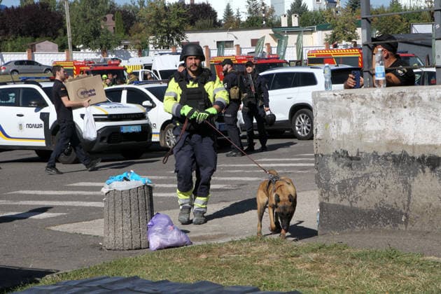 A State Emergency Service canine handler and a Malinois service dog participate in a search-and-rescue operation at the Soniachna Halereia shopping and entertainment centre, damaged by a Russian drone strike in Kryvyi Rih, Ukraine, August 22, 2026. On Friday, August 21, Russian forces carried out a double drone attack on the city’s largest mall. Rescue and recovery operations are underway, with workers dismantling damaged reinforced concrete and metal structures and examining the rubble. Nine people, including two children, remain missing. A total of 130 civilians, among them 25 children, sustained injuries of varying severity, while the death toll has risen to 16. (Photo by Mykola Miakshykov Ukrinform) SAR operation ongoing after Russian s  Copyright: xMykolaxMiakshykovx