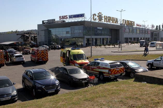 Special vehicles of the State Emergency Service, emergency medical services and the National Police are parked outside the Soniachna Halereia shopping and entertainment centre, damaged by a Russian drone strike in Kryvyi Rih, Ukraine, August 22, 2026. On Friday, August 21, Russian forces carried out a double drone attack on the city’s largest mall. Rescue and recovery operations are underway, with workers dismantling damaged reinforced concrete and metal structures and examining the rubble. Nine people, including two children, remain missing. A total of 130 civilians, among them 25 children, sustained injuries of varying severity, while the death toll has risen to 16. (Photo by Mykola Miakshykov Ukrinform) SAR operation ongoing after Russia  Copyright: xMykolaxMiakshykovx