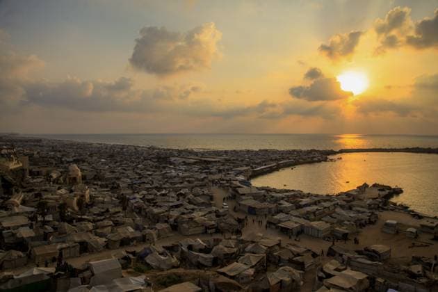 RECORD DATE NOT STATED Displaced Palestinians Struggle to Survive Amid Gaza™s Ruins (INT) Displaced Palestinians Struggle to Survive Amid Gaza™s Ruins. August 21, 2026 Gaza, Palestine: Displaced Palestinians living along the coastal area of Gaza City carry out their daily activities among the ruins of destroyed buildings at sunset. Families who have lost their homes during the war struggle to survive in makeshift tents pitched beside the rubble and inside heavily damaged structures, amid severe humanitarian conditions and shortages of basic necessities across the Gaza Strip. Credit: Hashem Zimmo Thenews2(Foto: Hashem Zimmo Thenews2 imago images) Displaced Palestinians Struggle to Survive Amid Gaza™s Ruins  Copyright: xHashemxZimmox