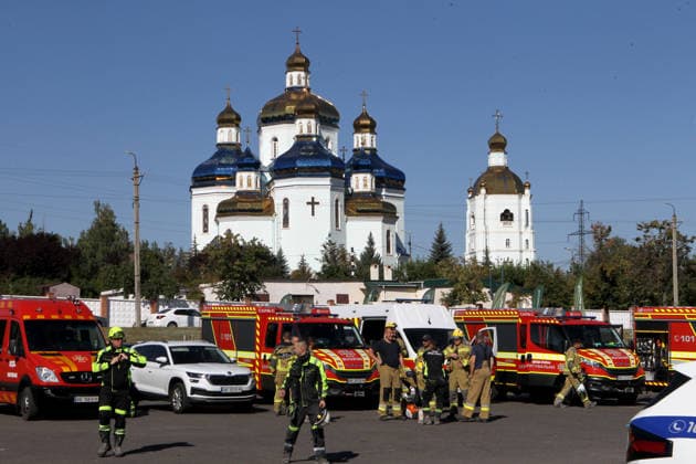 SAR operation ongoing after Russian strike on shopping centre in Kryvyi Rih State Emergency Service rescue workers and special vehicles are parked outside Transfiguration Cathedral during a search-and-rescue at the Soniachna Halereia shopping and entertainment centre, damaged by a Russian drone strike in Kryvyi Rih, Ukraine, August 22, 2026. On Friday, August 21, Russian forces carried out a double drone attack on the city™s largest mall. Rescue and recovery operations are underway, with workers dismantling damaged reinforced concrete and metal structures and examining the rubble. Nine people, including two children, remain missing. A total of 130 civilians, among them 25 children, sustained injuries of varying severity, while the death t  Copyright: xMykolaxMiakshykovx xUkrinformx xAvalonx 1127343637