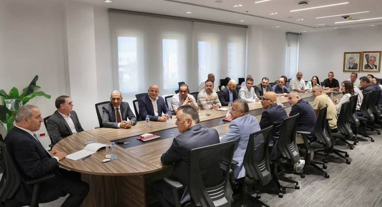 Hussein al-Sheikh Meets Palestinian Journalists Delegation in Ramallah Vice President of the State of Palestine Hussein al-Sheikh meets a delegation from the Palestinian Journalists Syndicate, along with media professionals, journalists and influencers, headed by syndicate chief Nasser Abu Bakr, in Ramallah, in the West Bank, on August 22, 2026. The meeting discusses the latest political, economic and security developments and issues related to Palestinian affairs, including the upcoming general elections. Photo by Hussein AlSheikh Office apaimages Ramallah West Bank Palestinian Territory 220826_Ramallah_HAO_00(2) Copyright: xapaimagesxHusseinxAlSheikhxOfficex xapaimagesx