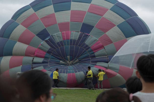 August 22, 2026, Taichung, Taiwan: Spectators watch a hot air balloon being inflated during the 2026 Shigang Hot Air Balloon Carnival in Taichung, Taiwan. Taichung Taiwan  - ZUMAc217 20260822_zip_c217_001 Copyright: xAndrexM.xChangx