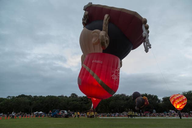 August 22, 2026, Taichung, Taiwan: Crew members use burners to inflate and rise the world s only Mazu-shaped hot air balloon during the 2026 Shigang Hot Air Balloon Carnival in Taichung, Taiwan. Taoist sea goddess Mazu or Matsu worship is popular in Taiwan. Taichung Taiwan  - ZUMAc217 20260822_zip_c217_013 Copyright: xAndrexM.xChangx