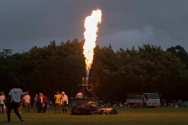 August 22, 2026, Taichung, Taiwan: Hot air balloon burner s controlled flame are displayed by a crew member during the 2026 Shigang Hot Air Balloon Carnival in Taichung, Taiwan. Taichung Taiwan - ZUMAc217 20260822_zip_c217_009 Copyright: xAndrexM.xChangx