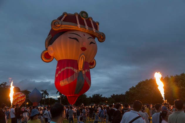 August 22, 2026, Taichung, Taiwan: Inflated hot air balloons are displayed during the 2026 Shigang Hot Air Balloon Carnival, in Taichung, Taiwan. with a special appearance by the world s only Mazu-shaped hot air balloon. Unfavorable weather conditions have grounded the planned ascent sessions and forced the pilots and passengers to remain on the ground. Taichung Taiwan  - ZUMAc217 20260822_zip_c217_015 Copyright: xAndrexM.xChangx
