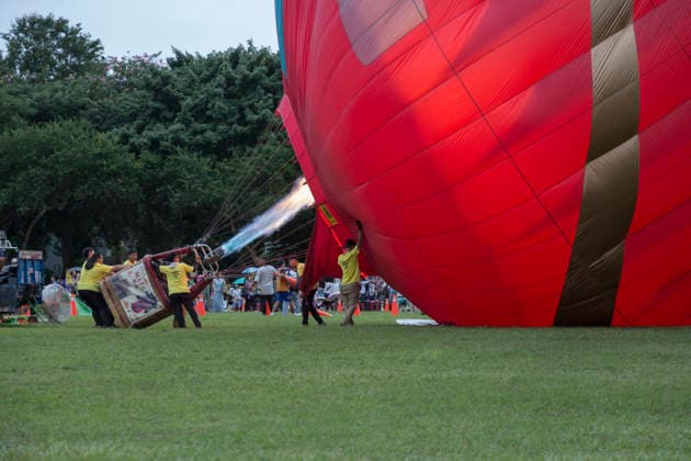 August 22, 2026, Taichung, Taiwan: Crew members use burners to inflate a hot air balloon during the 2026 Shigang Hot Air Balloon Carnival in Taichung, Taiwan. Taichung Taiwan - ZUMAc217 20260822_zip_c217_011 Copyright: xAndrexM.xChangx