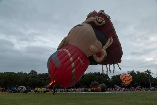 August 22, 2026, Taichung, Taiwan: Crew members use burners to inflate and rise the world s only Mazu-shaped hot air balloon during the 2026 Shigang Hot Air Balloon Carnival in Taichung, Taiwan. Taoist sea goddess Mazu or Matsu worship is popular in Taiwan. Taichung Taiwan - ZUMAc217 20260822_zip_c217_012 Copyright: xAndrexM.xChangx