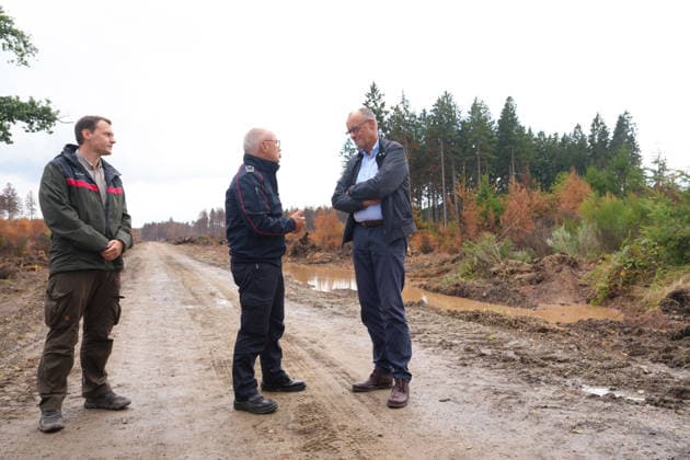 Bundeskanzler Merz besucht Waldbrandgebiet Huertgenwald Feuerwehrsprecher Peter Berndgen erlaeutert Bundeskanzler Friedrich Merz das verbrannte Gebiet bei der Besichtigung des ehemaligen Waldbrandgebiet in Huertgenwald, , 22.08.2026 Huertgenwald (Kreis Dueren) Nordrhein-Westfalen Deutschland *** Chancellor Merz Visits the Huertgenwald Forest Fire Site Fire Department Spokesperson Peter Berndgen explains the burned area to Chancellor Friedrich Merz during a tour of the former forest fire site in Huertgenwald, August 22, 2026, Huertgenwald, Düren District, North Rhine-Westphalia, Germany
