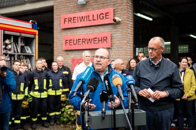 Besuch des Bundeskanzler im Waldbrandgebiet Huertgenwald Bundeskanzler Friedrich Merz und Landrat Dr. Ralf Nolten (links) bei ihrem gemeinsamen Pressestatement, im Hintergrund die Einsatzkraefte, im Rahmen seines Besuchs im Waldbrandgebiet Huertgenwald um den Einsatzkraeften Danke zu sagen Huertgenwald, 22.08.2026 Huertgenwald Nordrhein-Westfalen Deutschland *** Visit by the Federal Chancellor to the Huertgenwald Forest Fire Area: Federal Chancellor Friedrich Merz and District Administrator Dr. Ralf Nolten (left) during their joint press statement, with emergency responders in the background, as part of his visit to the Huertgenwald forest fire area to thank the emergency responders. Huertgenwald, August 22, 2026, Huertgenwald, North Rhi