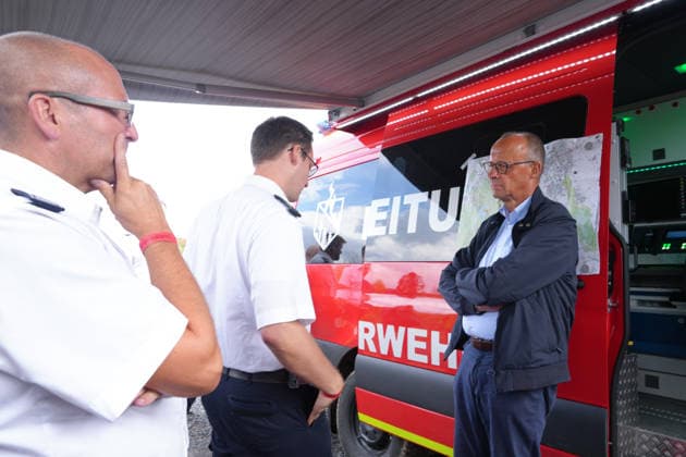 Bundeskanzler Merz besucht Waldbrandgebiet Huertgenwald Bundeskanzler Friedrich Merz im Gespraech mit den Einsatzkraeften und der Feuerwehr im ehemaligen Waldbrandgebiet, Huertgenwald, , 22.08.2026 Huertgenwald (Kreis Dueren) Nordrhein-Westfalen Deutschland *** Chancellor Merz Visits the Huertgenwald Wildfire Area Chancellor Friedrich Merz speaking with emergency responders and firefighters in the former wildfire area of Huertgenwald, August 22, 2026, Huertgenwald, Düren District, North Rhine-Westphalia, Germany