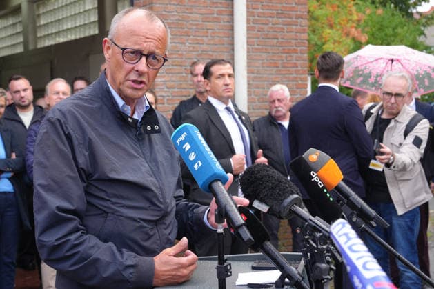 Bundeskanzler Merz besucht Waldbrandgebiet Huertgenwald Bundeskanzler Friedrich Merz beim Statement im Nachgang seines Besuches bei den Einsatzkraeften im ehemaligen Waldbrandgebiet, Huertgenwald, , 22.08.2026 Huertgenwald (Kreis Dueren) Nordrhein-Westfalen Deutschland *** Chancellor Merz Visits Huertgenwald, Site of a Forest Fire Chancellor Friedrich Merz making a statement following his visit to emergency responders in Huertgenwald, the site of a recent forest fire, August 22, 2026, Huertgenwald, Düren District, North Rhine-Westphalia, Germany