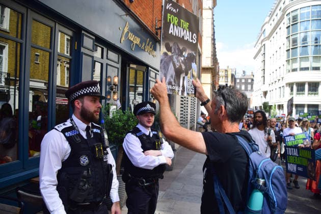 August 22, 2026, London, England, United Kingdom: Police guard a meat restaurant in Mayfair during the National Animal Rights March. Animal rights activists, protesters, and members of various organisations marched through Central London in support of animal rights, in protest against all forms of animal exploitation, and urged people to go vegan. London United Kingdom  - ZUMAv130 20260822_zip_v130_021 Copyright: xVukxValcicx
