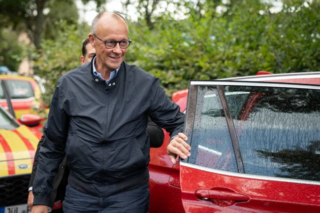 Besuch des Bundeskanzler im Waldbrandgebiet Huertgenwald Bundeskanzler Friedrich Merz steigt aus einem roten Wagen aus bei seiner Ankunft in Gey im Rahmen seines Besuch im Waldbrandgebiet Huertgenwald um den Einsatzkraeften fuer ihren Einsatz zu danken, Huertgenwald, 22.08.2026 Huertgenwald Nordrhein-Westfalen Deutschland *** Federal Chancellor Visits the Huertgenwald Forest Fire Area Federal Chancellor Friedrich Merz steps out of a red car upon his arrival in Gey as part of his visit to the Huertgenwald forest fire area to thank the emergency responders for their efforts, Huertgenwald, August 22, 2026, Huertgenwald, North Rhine-Westphalia, Germany