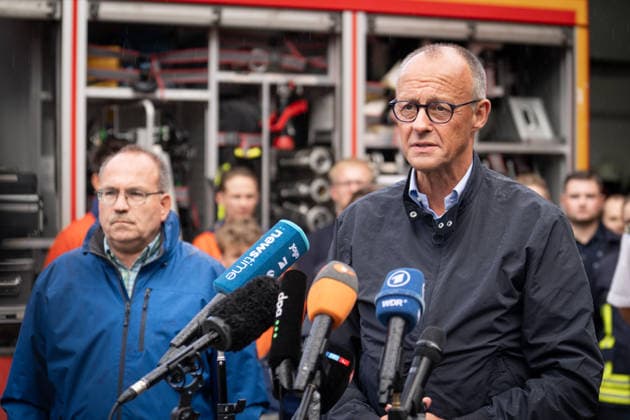 Besuch des Bundeskanzler im Waldbrandgebiet Huertgenwald Bundeskanzler Friedrich Merz und Landrat Dr. Ralf Nolten(links) bei ihrem gemeinsamen Pressestatement im Rahmen seines Besuchs im Waldbrandgebiet Huertgenwald um den Einsatzkraeften Danke zu sagen Huertgenwald, 22.08.2026 Huertgenwald Nordrhein-Westfalen Deutschland *** Visit by the Federal Chancellor to the Huertgenwald Forest Fire Area Federal Chancellor Friedrich Merz and District Administrator Dr. Ralf Nolten (left) during their joint press statement as part of his visit to the Huertgenwald forest fire area to thank the emergency responders Huertgenwald, August 22, 2026, Huertgenwald, North Rhine-Westphalia, Germany