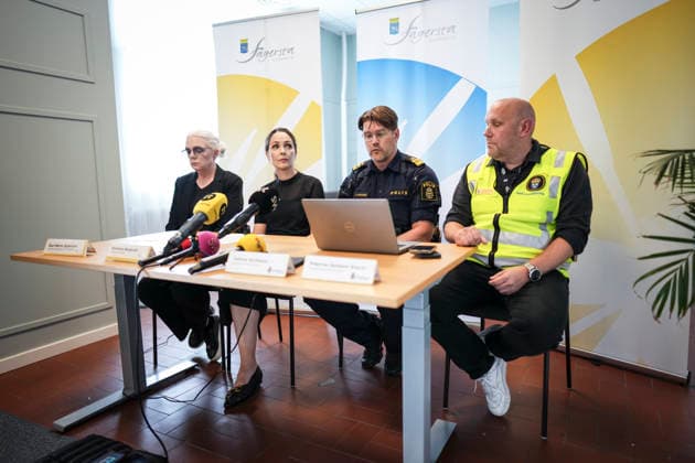 FAGERSTA, SVERIGE 20260822 Kommunstyrelsens ordförande Asa-Märta Sjöström, kommundirektör Karilina Berglund, lokalomradeschef Tommy Alriksson och polisens presstalesperson Magnus Jansson Klarin da Fagersta kommun och polisen haller pressträff med anledning av skoldadet mot Brinellskolan pa fredagen. En 17-arig flicka dödades och flera andra skadades av en man med svärd. FAGERSTA SVERIGE x10658x *** FAGERSTA, SWEDEN, August 22, 2026: Asa Märta Sjöström, Chair of the Municipal Executive Board; Karilina Berglund, Municipal Director; Local Police Chief Tommy Alriksson, and Police Press Spokesperson Magnus Jansson Klarin. Today, the Municipality of Fagersta and the police are holding a press conference regarding the school att  Copyright: xMagnusxLejhall TTx SKOLDAD FAGERSTA qdx6xKjaJRo