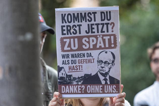 Bundeskanzler Merz besucht Hürtgenwald, 22.8.2026 Nach dem verheerenden Waldbrand hat Bundeskanzler Friedrich Merz als ersten Termin nach seinem Urlaub die Gemeinde Hürtgenwald im Kreis Düren besucht. Er sah sich den Brandort an und gab im ehemals evakuierten Ort Gey ein Statement ab. Darin betonte er, mit dem Landrat des Kreises Düren ständig in Kontakt gewesen zu sein. Es sei abgesprochen gewesen, dass Merz erst nach seinem Urlaub und nach dem Löschen des Brandes an den Ort kommt. Begleitet wurde der Besuch von Protesten, die dem Kanzler vorwarfen, nur aus PR-Gründen nach Hürtgenwald zu kommen. Hürtgenwald Gey NRW Deutschland *** Chancellor Merz Visits Hürtgenwald, August 22, 2026 Following the devastating wildfire, Chancellor Fr Copyright: xSebastianxDerixx