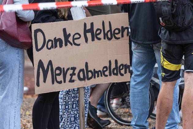 Bundeskanzler Merz besucht Hürtgenwald, 22.8.2026 Nach dem verheerenden Waldbrand hat Bundeskanzler Friedrich Merz als ersten Termin nach seinem Urlaub die Gemeinde Hürtgenwald im Kreis Düren besucht. Er sah sich den Brandort an und gab im ehemals evakuierten Ort Gey ein Statement ab. Darin betonte er, mit dem Landrat des Kreises Düren ständig in Kontakt gewesen zu sein. Es sei abgesprochen gewesen, dass Merz erst nach seinem Urlaub und nach dem Löschen des Brandes an den Ort kommt. Begleitet wurde der Besuch von Protesten, die dem Kanzler vorwarfen, nur aus PR-Gründen nach Hürtgenwald zu kommen. Hürtgenwald Gey NRW Deutschland *** Chancellor Merz Visits Hürtgenwald, August 22, 2026 Following the devastating wildfire, Chancellor Fr Copyright: xSebastianxDerixx