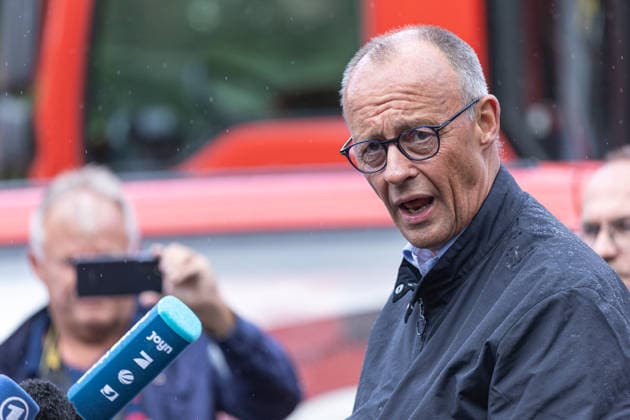 Bundeskanzler Merz besucht Hürtgenwald, 22.8.2026 Nach dem verheerenden Waldbrand hat Bundeskanzler Friedrich Merz als ersten Termin nach seinem Urlaub die Gemeinde Hürtgenwald im Kreis Düren besucht. Er sah sich den Brandort an und gab im ehemals evakuierten Ort Gey ein Statement ab. Darin betonte er, mit dem Landrat des Kreises Düren ständig in Kontakt gewesen zu sein. Es sei abgesprochen gewesen, dass Merz erst nach seinem Urlaub und nach dem Löschen des Brandes an den Ort kommt. Begleitet wurde der Besuch von Protesten, die dem Kanzler vorwarfen, nur aus PR-Gründen nach Hürtgenwald zu kommen. Hürtgenwald Gey NRW Deutschland *** Chancellor Merz Visits Hürtgenwald, August 22, 2026 Following the devastating wildfire, Chancellor Fr Copyright: xSebastianxDerixx