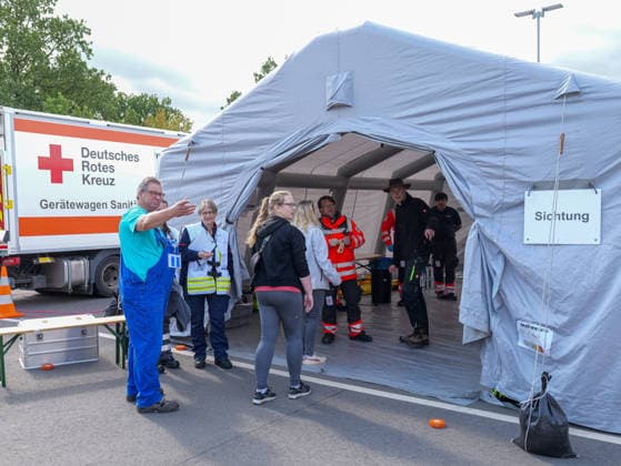 Großübung MTFEx 2026 in Celle Die ersten Betroffenen kommen am Sichtungszelt an. *** MTFEx 2026 Large-Scale Exercise in Celle: The first victims arrive at the triage tent Copyright: xBerndxGüntherx
