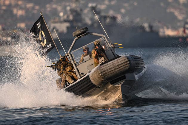 TEKNOFEST Blue Homeland KOCAELI, TURKIYE - AUGUST 22: Underwater Assault (SAT) and Underwater Defense (SAS) commandos affiliated with the Naval Forces Command execute demonstrations during the TEKNOFEST Blue Homeland festival in Kocaeli, Turkiye, on August 22, 2026. Organized under the main leadership of the Turkish Ministry of National Defense and the Turkish Technology Team Foundation (T3 Foundation), with Anadolu as the Global Communication Partner, the specialized event featured coordinated flybys by crewed military helicopters alongside Turkish-made Bayraktar TB2, Bayraktar TB3, and Bayraktar AKINCI unmanned aerial vehicles, highlighting the nation s naval aviation and defense capabilities. Akin Celiktas Anadolu Kocaeli Turkey. Edito  Copyright: x2026xAnadoluxAkinxCeliktasx