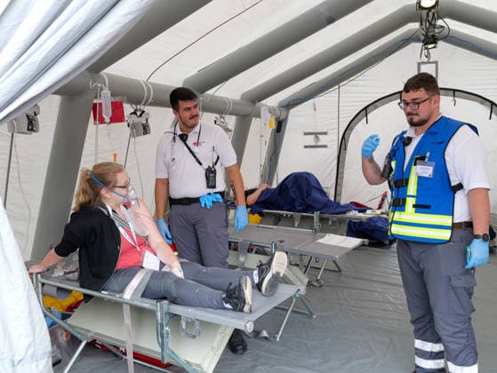 Großübung MTFEx 2026 in Celle Oft müssen gleiche mehrere Verletzte fast zeitgleich in den Behnadlungszelten versorgt werden. *** MTFEx 2026 Large-Scale Exercise in Celle: Often, several injured people must be treated in the treatment tents almost simultaneously Copyright: xBerndxGüntherx