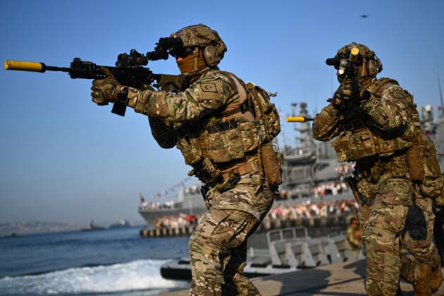 TEKNOFEST Blue Homeland KOCAELI, TURKIYE - AUGUST 22: Underwater Assault (SAT) and Underwater Defense (SAS) commandos affiliated with the Naval Forces Command execute demonstrations during the TEKNOFEST Blue Homeland festival in Kocaeli, Turkiye, on August 22, 2026. Organized under the main leadership of the Turkish Ministry of National Defense and the Turkish Technology Team Foundation (T3 Foundation), with Anadolu as the Global Communication Partner, the specialized event featured coordinated flybys by crewed military helicopters alongside Turkish-made Bayraktar TB2, Bayraktar TB3, and Bayraktar AKINCI unmanned aerial vehicles, highlighting the nation s naval aviation and defense capabilities. Akin Celiktas Anadolu Kocaeli Turkey. Edito  Copyright: x2026xAnadoluxAkinxCeliktasx