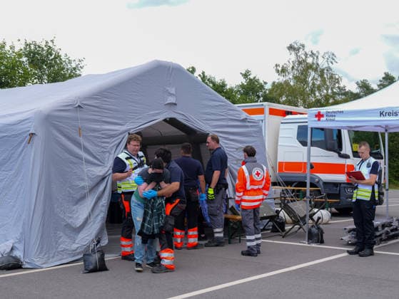 Großübung MTFEx 2026 in Celle Helfer kümmern sich um eine Betroffene direkt am ersten Sichtungszelt. *** MTFEx 2026 Large-Scale Exercise in Celle: Volunteers tend to an injured person right at the first triage tent Copyright: xBerndxGüntherx