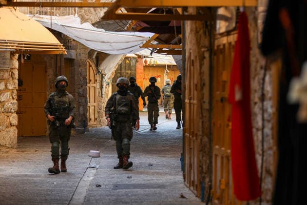 Israelis raid Hebron under Israeli forces protection HEBRON, WEST BANK, PALESTINE - AUGUST 22: Israelis raid the Old City area of the city of Hebron, West Bank, Palestine under the protection of Israeli forces on August 22, 2026. Israeli forces restricted Palestinians movement in the area by blocking entrances and exits with iron barriers. Wisam Hashlamoun Anadolu Hebron West Bank. Editorial use only. Please get in touch for any other usage.  Copyright: x2026xAnadoluxWisamxHashlamounx